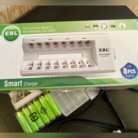 Battery smart charger AAA, AA, etc - Picture 1 of 9